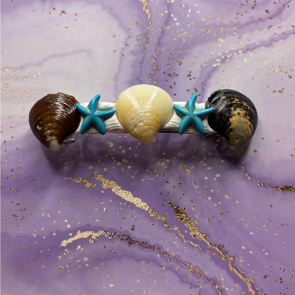 Accessories - Handmade seashell hair clip accessory